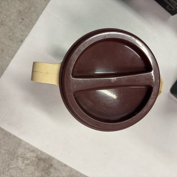 Vintage Sterilite 441 Flower Embossed Pitcher Juice Jug 2-Quart Beige - Picture 3 of 5